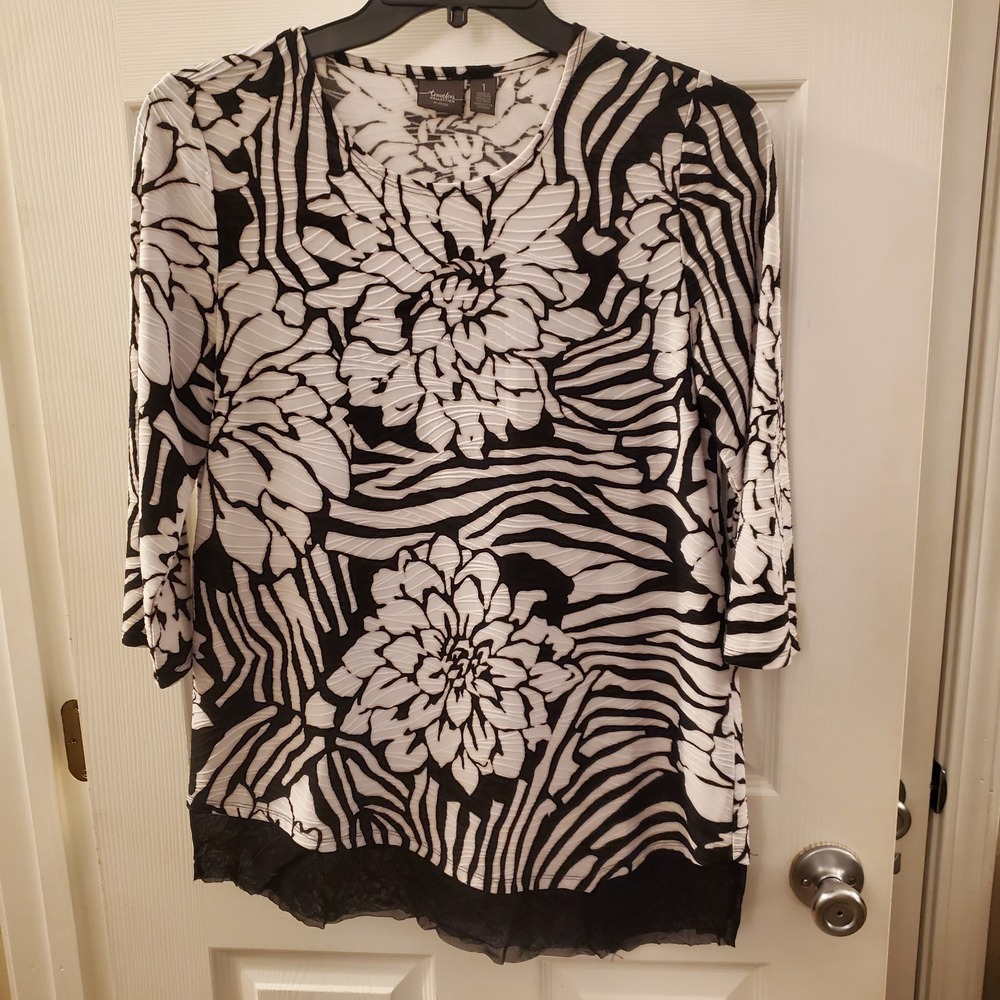 Chicos Tunic Sz 1 Med Black White floral Asymmetric Hem Travel Knit work artsy